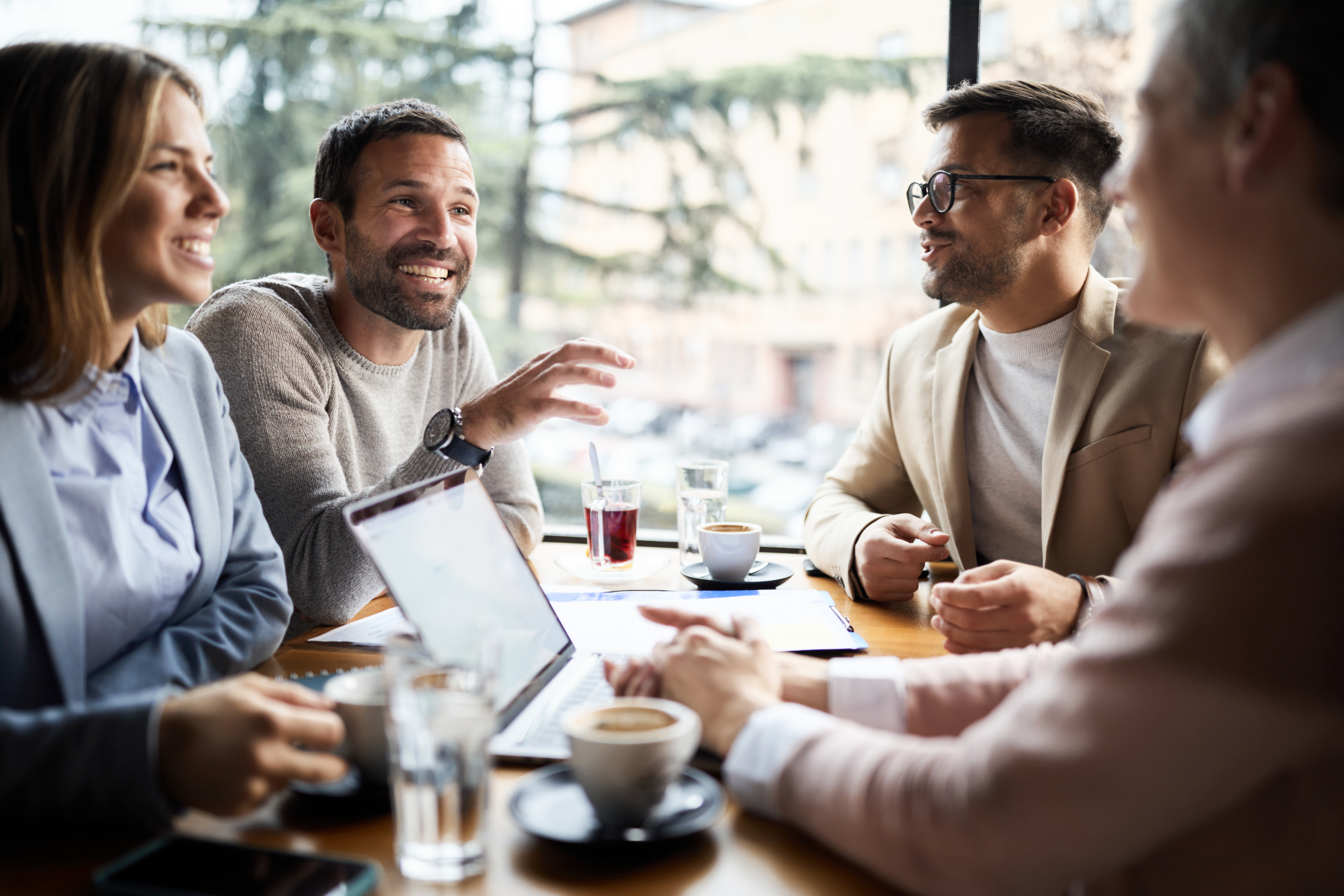 Informelles Gespräch im Café, Bild für menschliche Partnerschaft